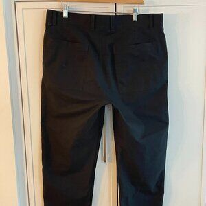 Men's Lululemon Relaxed Twill Trouser Cropped in Black sz 34